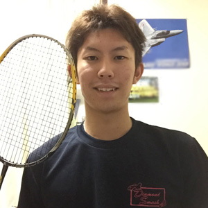 軽量で振りやすく、手首を傷めないラケット!